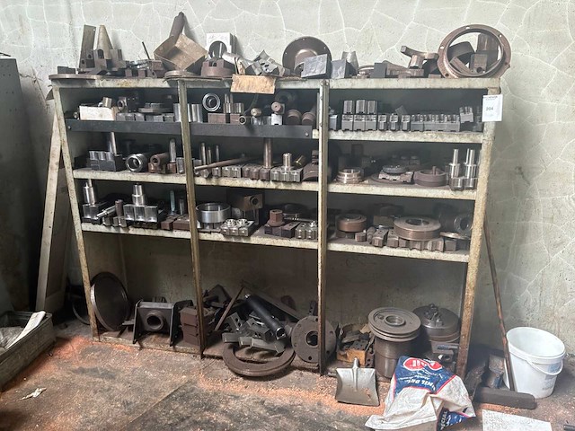 Metalen rek met grote partij tools - afbeelding 1 van  7