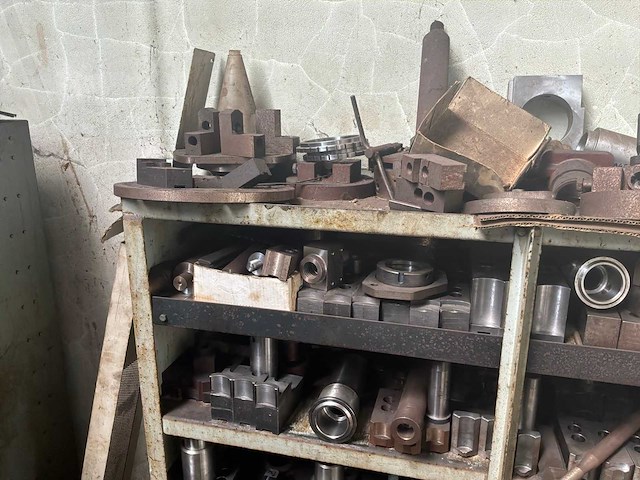 Metalen rek met grote partij tools - afbeelding 2 van  7