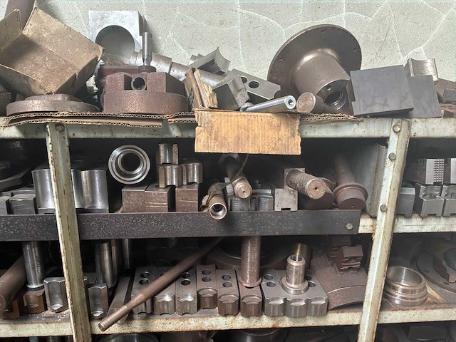 Metalen rek met grote partij tools - afbeelding 3 van  7