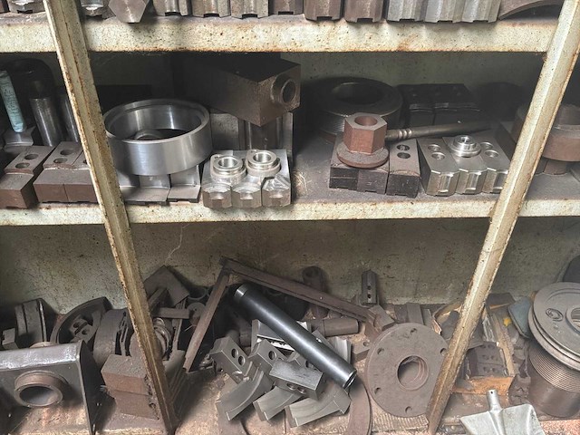 Metalen rek met grote partij tools - afbeelding 6 van  7