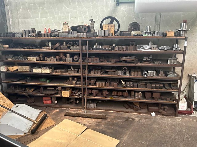 Metalen rek met grote partij tools - afbeelding 1 van  7