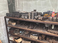 Metalen rek met grote partij tools - afbeelding 2 van  7