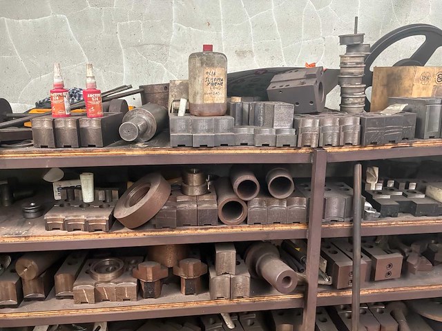 Metalen rek met grote partij tools - afbeelding 4 van  7