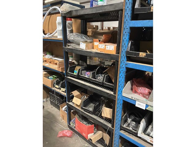 Metalen rek met inhoud (2x) - afbeelding 3 van  3