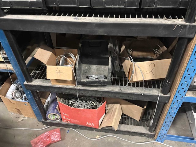 Metalen rek met inhoud (2x) - afbeelding 1 van  3