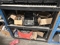 Metalen rek met inhoud (2x) - afbeelding 1 van  3