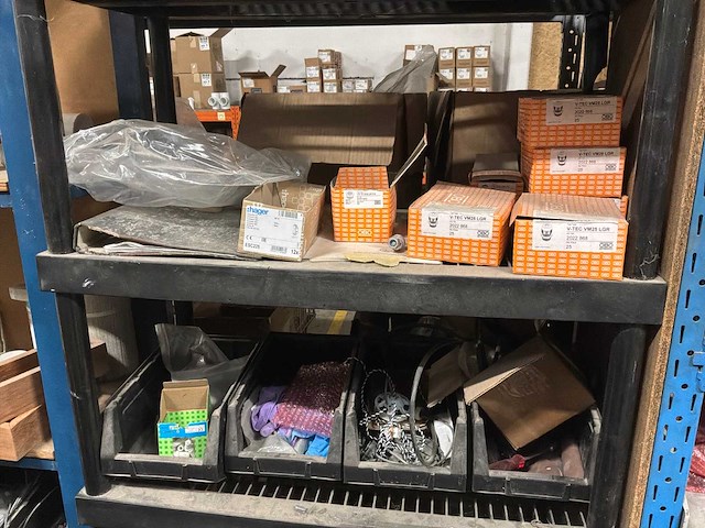 Metalen rek met inhoud (2x) - afbeelding 2 van  3