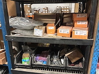 Metalen rek met inhoud (2x) - afbeelding 2 van  3