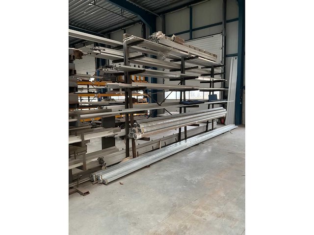 Metalen rek met inhoud (7 niveaus) - afbeelding 1 van  7