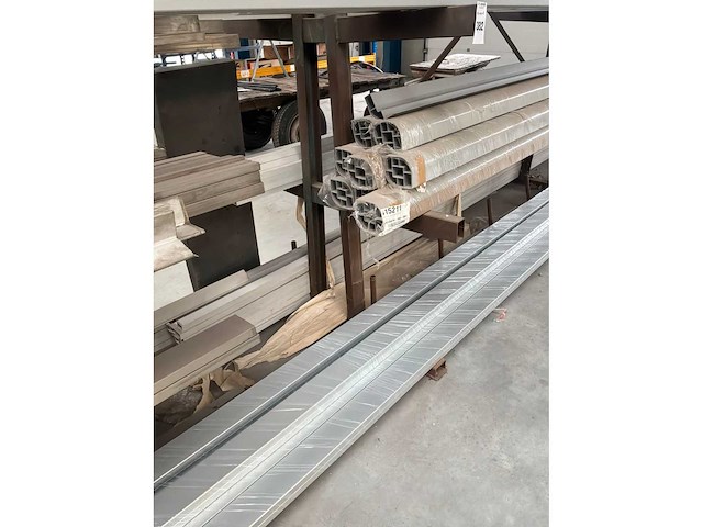 Metalen rek met inhoud (7 niveaus) - afbeelding 6 van  7