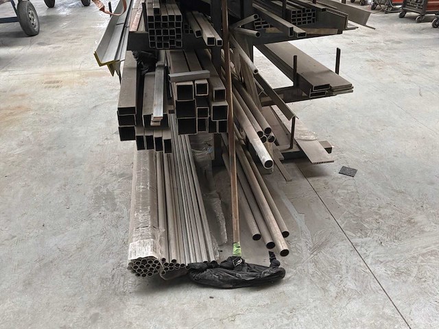 Metalen rek met inhoud (8 niveaus) - afbeelding 3 van  7