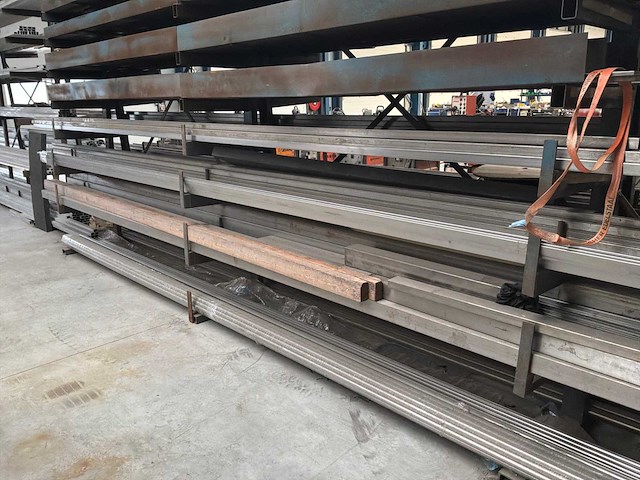 Metalen rek met inhoud (8 niveaus) - afbeelding 6 van  7