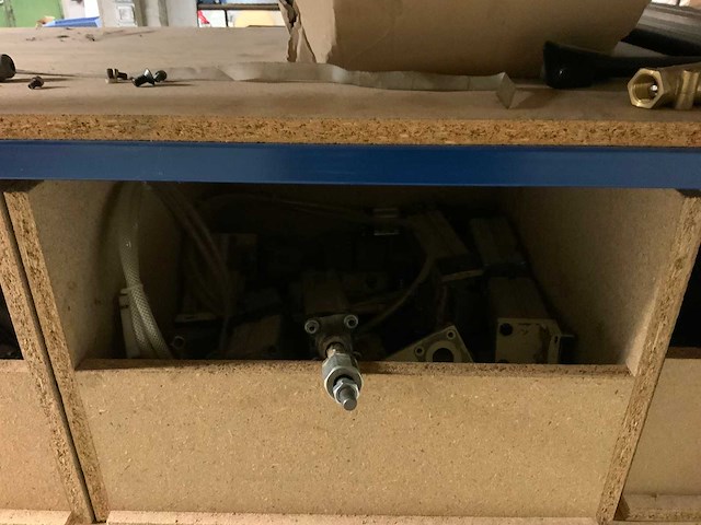 Metalen rek met inhoud - afbeelding 2 van  3