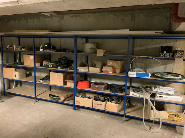 Metalen rek met inhoud - afbeelding 1 van  3