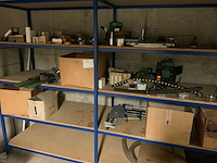 Metalen rek met inhoud - afbeelding 3 van  3