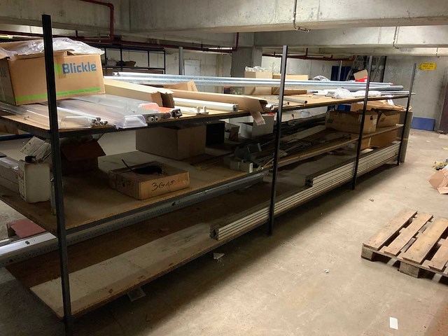 Metalen rek met inhoud . - afbeelding 1 van  3