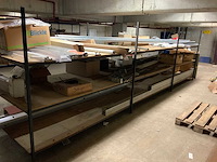 Metalen rek met inhoud . - afbeelding 1 van  3