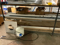 Metalen rek met inhoud . - afbeelding 2 van  3