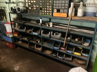Metalen rek met inhoud - afbeelding 1 van  4
