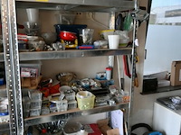 Metalen rek met inhoud