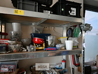 Metalen rek met inhoud - afbeelding 2 van  5