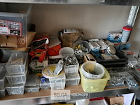 Metalen rek met inhoud - afbeelding 3 van  5