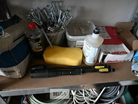 Metalen rek met inhoud - afbeelding 4 van  5