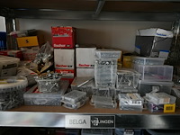 Metalen rek met inhoud - afbeelding 2 van  5