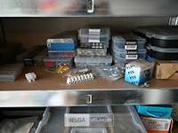 Metalen rek met inhoud - afbeelding 3 van  5