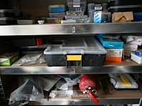 Metalen rek met inhoud - afbeelding 4 van  5