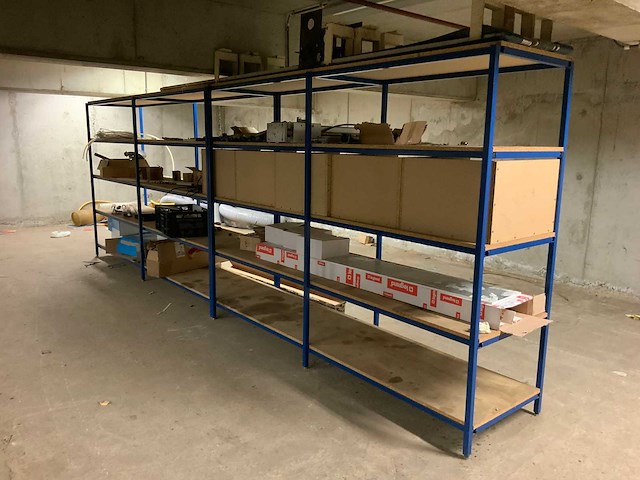 Metalen rek met inhoud - afbeelding 1 van  3