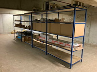 Metalen rek met inhoud - afbeelding 1 van  3