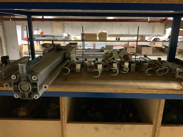 Metalen rek met inhoud - afbeelding 3 van  3