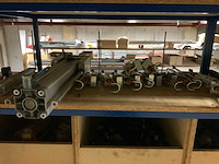 Metalen rek met inhoud - afbeelding 3 van  3