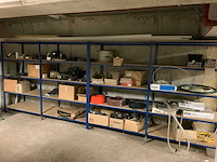 Metalen rek met inhoud - afbeelding 1 van  3