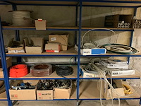 Metalen rek met inhoud - afbeelding 2 van  3