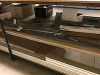 Metalen rek met inhoud . - afbeelding 3 van  3