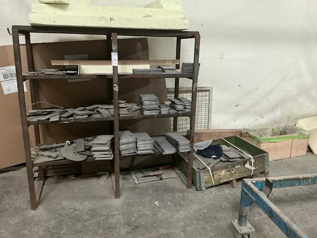 Metalen rek met inhoud - afbeelding 1 van  3