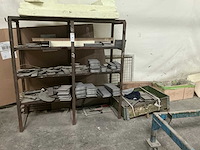 Metalen rek met inhoud - afbeelding 1 van  3