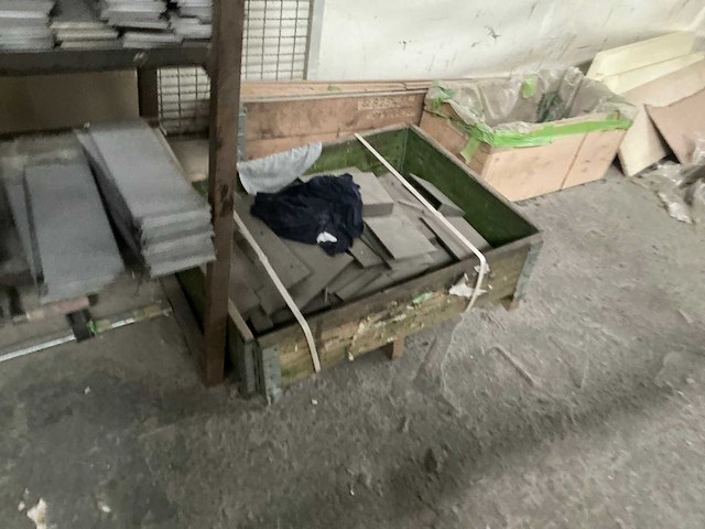 Metalen rek met inhoud - afbeelding 3 van  3