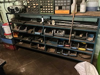 Metalen rek met inhoud - afbeelding 2 van  4