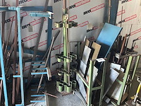 Metalen rek met inhoud - afbeelding 5 van  8