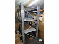 Metalen rek met planken