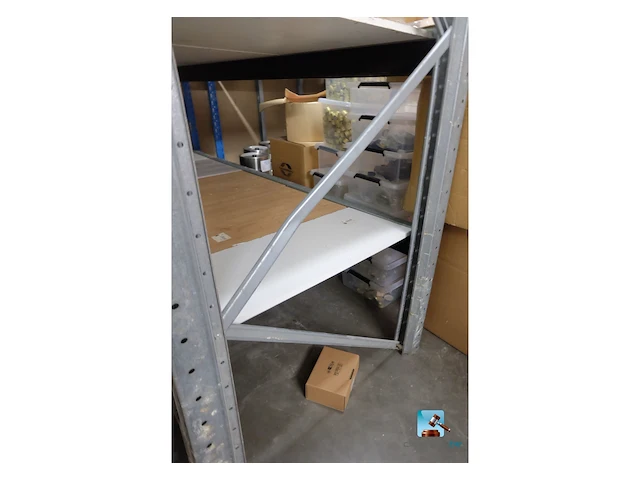 Metalen rek met planken - afbeelding 8 van  9