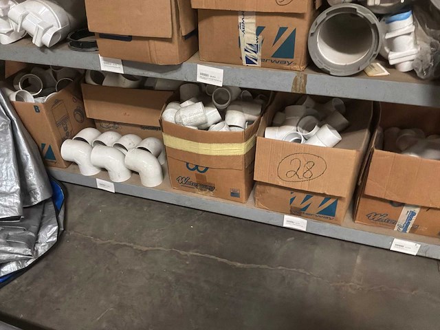 Metalen rekken met accessoires voor jacuzzi - afbeelding 7 van  8