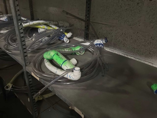 Metalen rekken met accessoires voor jacuzzi - afbeelding 2 van  8