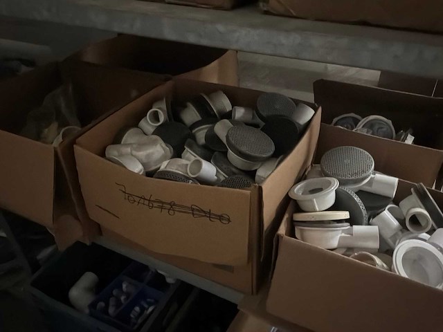 Metalen rekken met accessoires voor jacuzzi - afbeelding 4 van  8