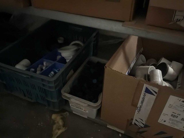 Metalen rekken met accessoires voor jacuzzi - afbeelding 5 van  8