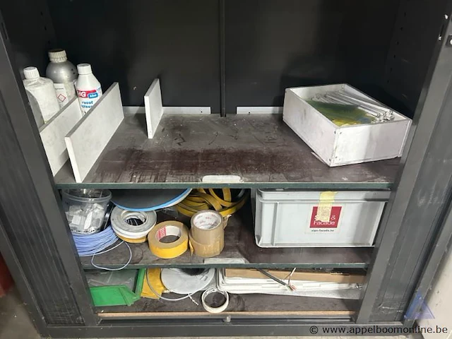 Metalen roldeurkast. de kast is gevuld met diverse materialen, waaronder elektriciteitscomponenten, kabels, tapes en kleine gereedschappen. - afbeelding 3 van  3
