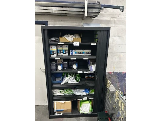 Metalen roldeurkast gevuld met diverse beschermingsmiddelen en filters, waaronder ademhalingsmaskers en filters van 3m en sundström, en beschermende kleding van finixa. - afbeelding 1 van  6